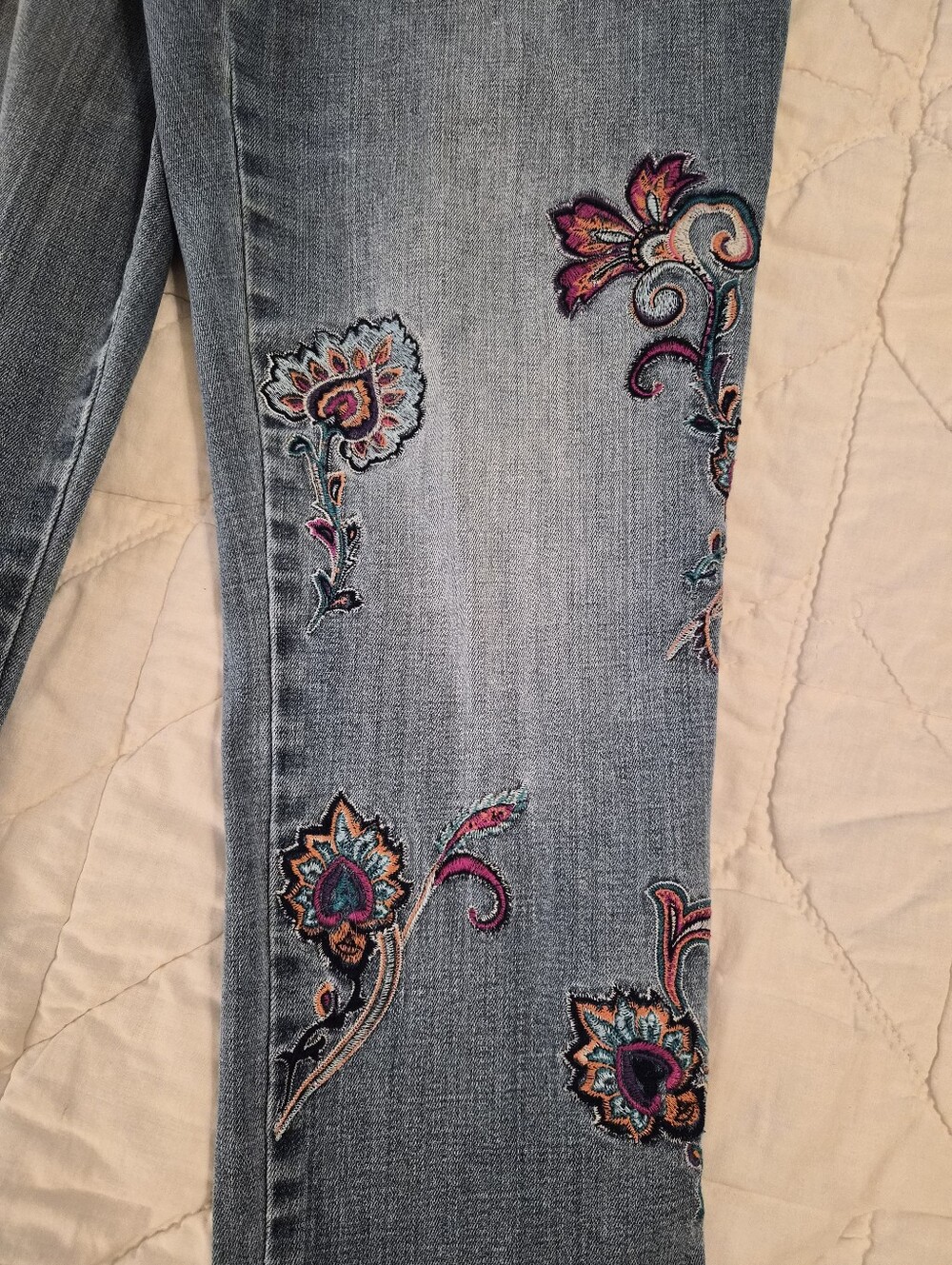 Chico's Flora Embroidered 'The Platinum Crop' Jeans - Size 12 (Chicos Size 2) - Picture 8 of 12